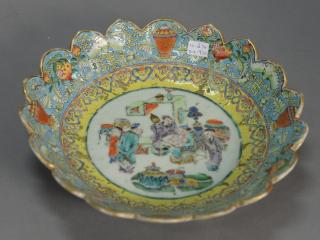 Appraisal: Famille Verte dish having scalloped border depicting pomegranate bats and