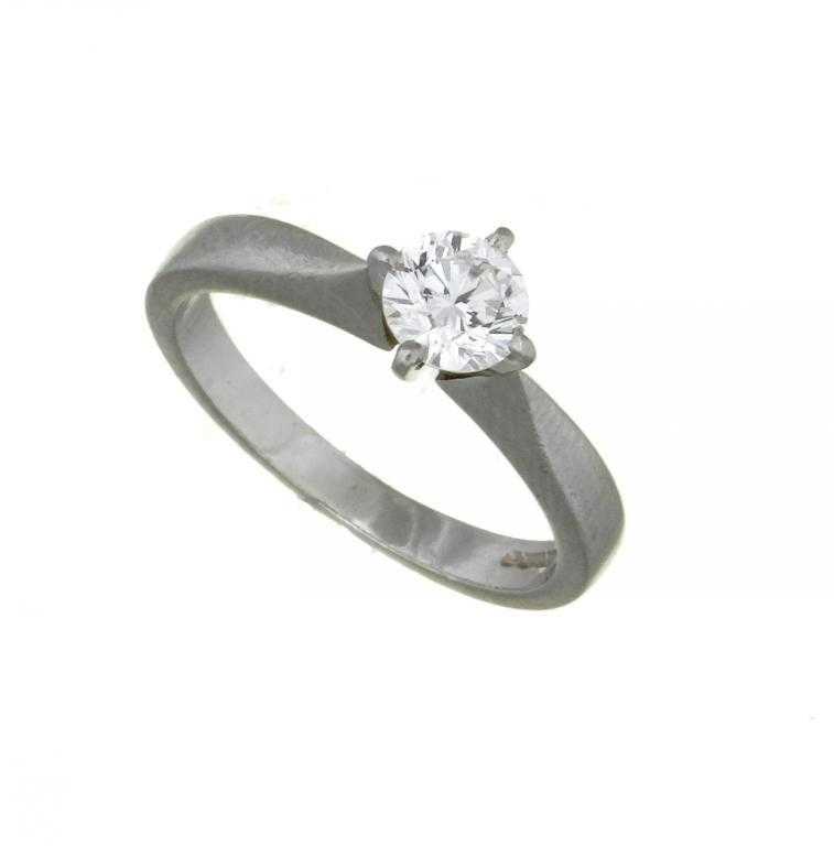 Appraisal: A DIAMOND SOLITAIRE RING with a round brilliant cut diamond