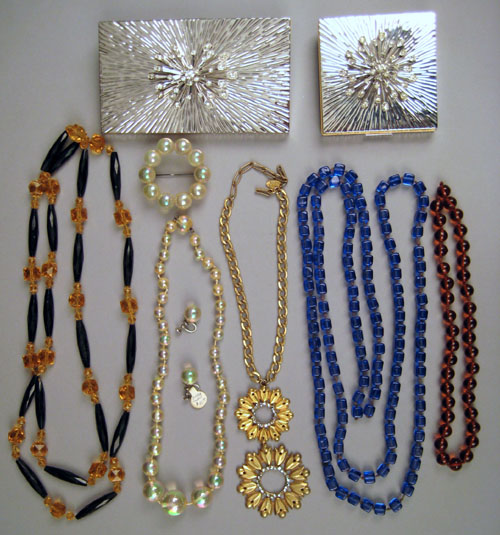 Appraisal: Miscellaneous rhinestone and glass costume jewelry together with compacts and