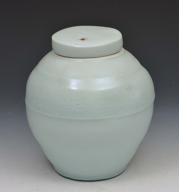 Appraisal: Edmund de Waal British b Jar and cover crackled celadon