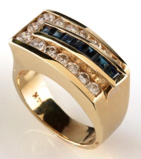 Appraisal: A FINE CONTEMPORARY DIAMOND AND SAPPHIRE FASHION RING A sharp