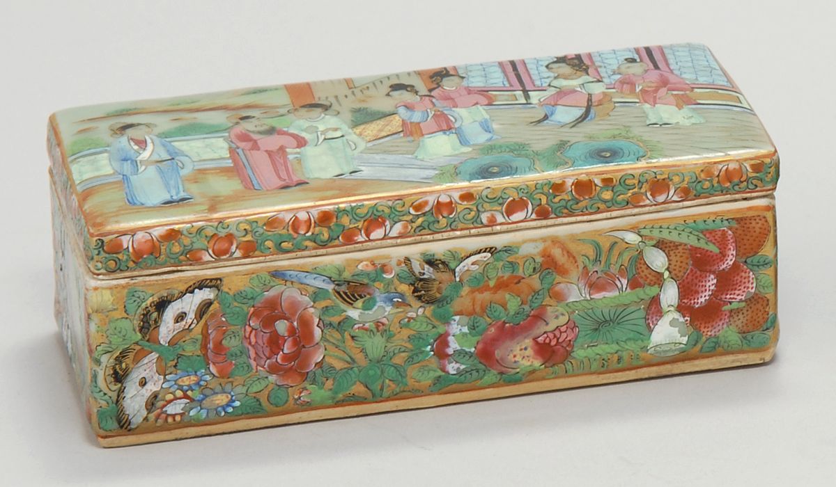 Appraisal: CHINESE EXPORT ROSE MANDARIN PORCELAIN BRUSH BOX Circa With celadon