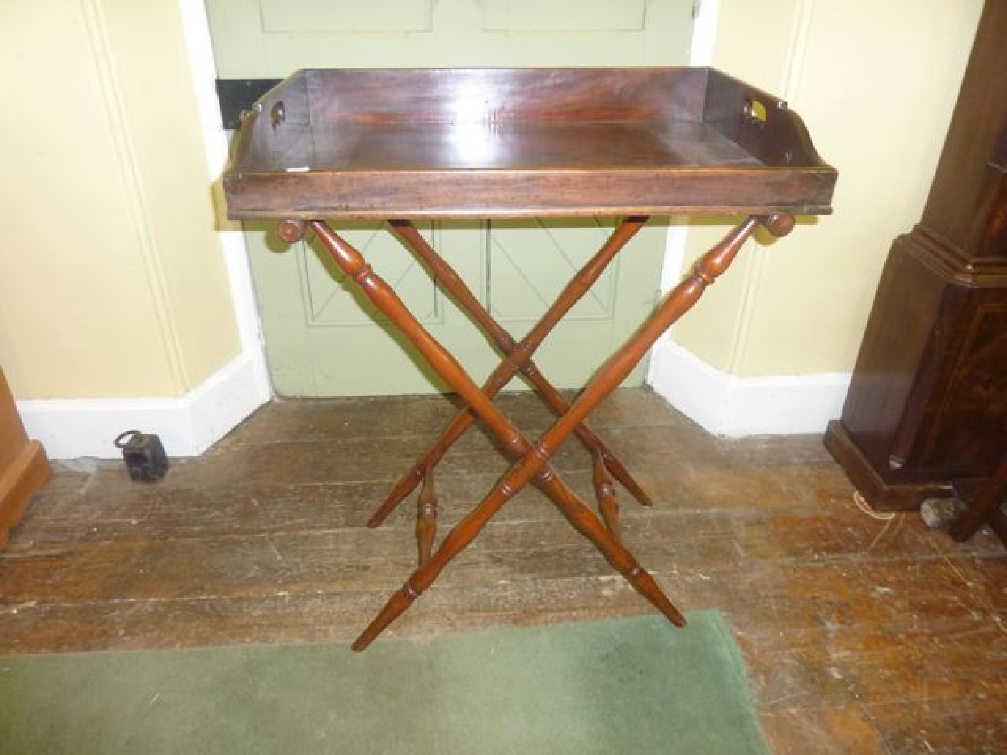 Appraisal: A Georgian mahogany butler's tray of rectangular form with cut