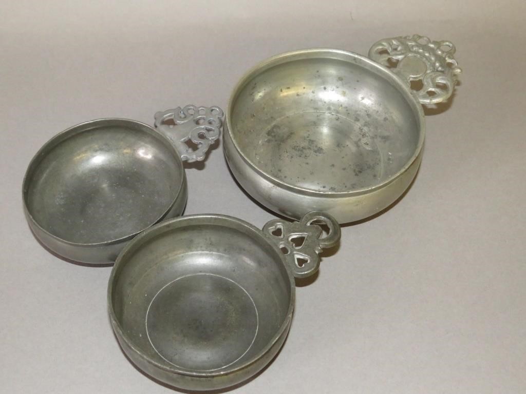 Appraisal: PEWTER PORRINGERSca early th th century three pewter bulbous bowl