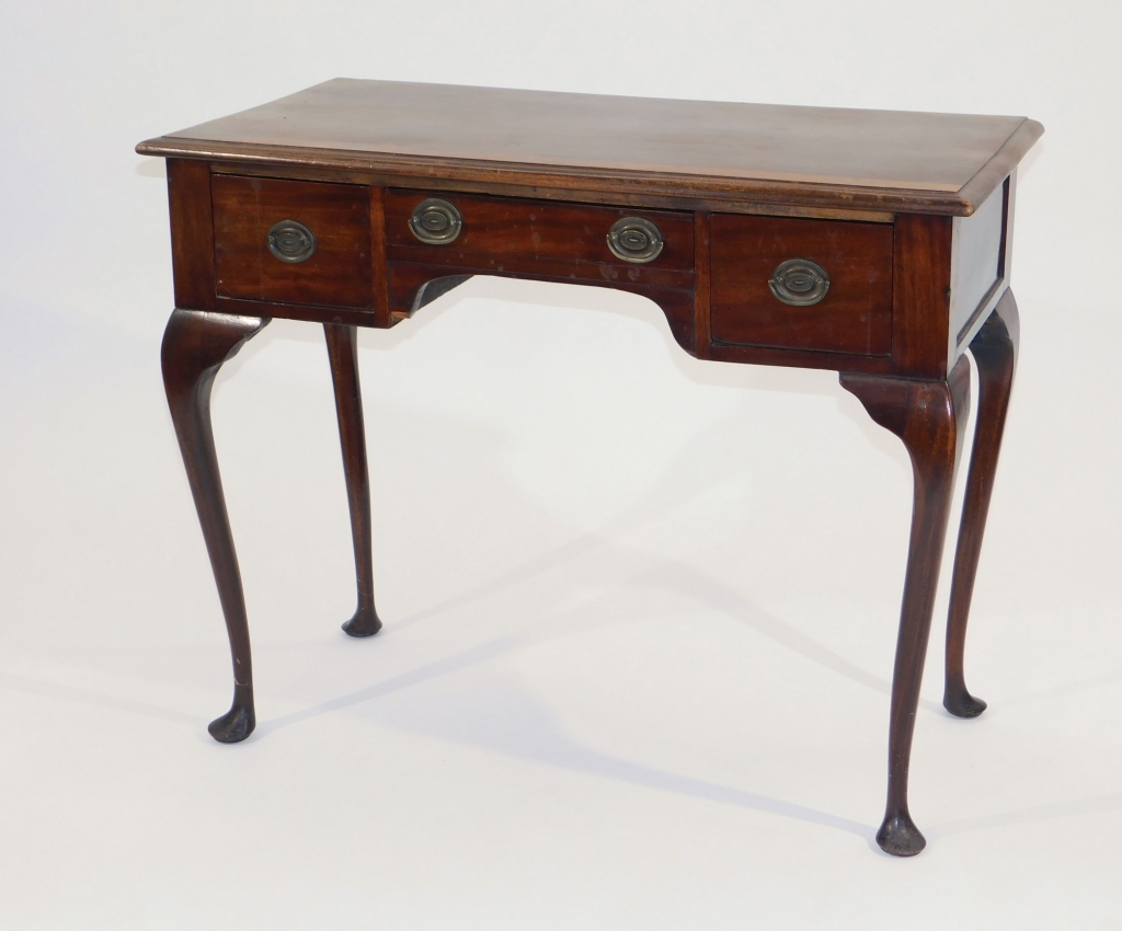 Appraisal: AMERICAN QUEEN ANNE MAHOGANY DRESSING TABLE th CenturyRectangular top over