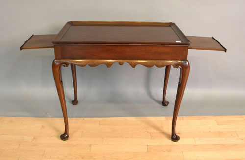 Appraisal: Kittinger Queen Anne style mahogany tea table h l d