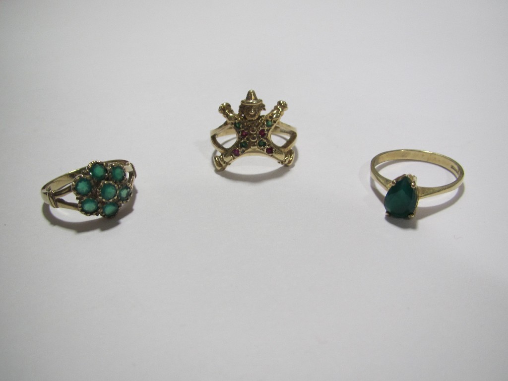 Appraisal: A ct gold gem set clown ring a dyed green