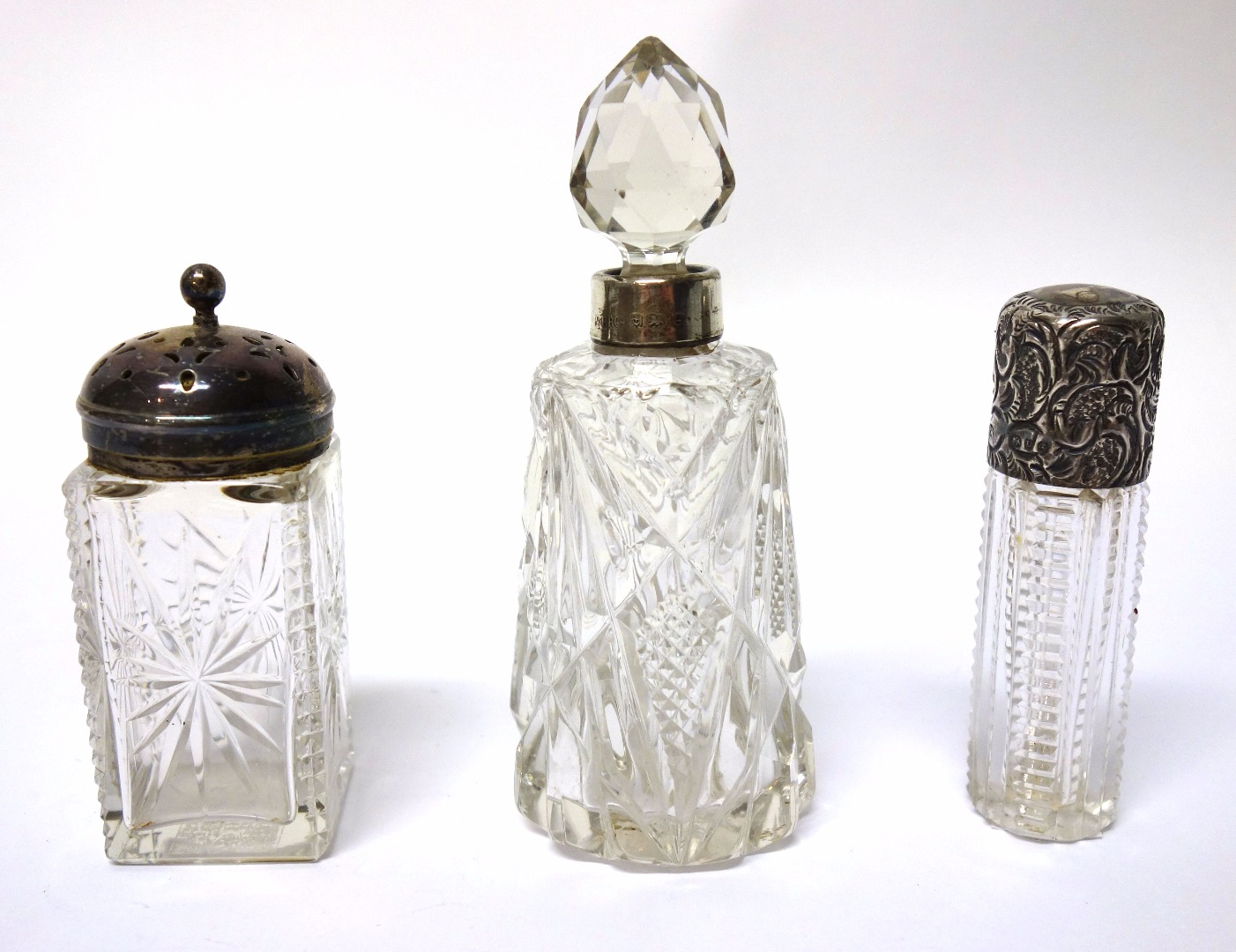 Appraisal: A Victorian silver topped facet cut glass smelling salts bottle