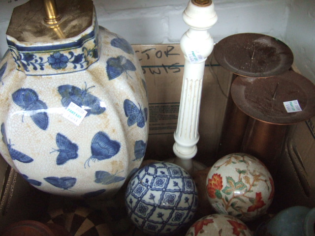 Appraisal: A quantity of collectables to include a blue and white