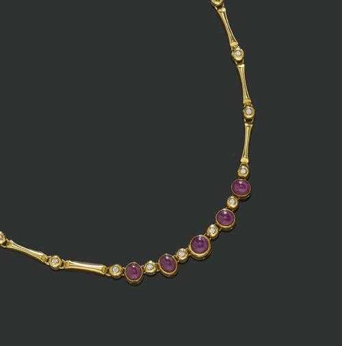 Appraisal: GOLD-RUBIN-BRILLANT-COLLIER Frankreich Gelbgold Sportlich-elegantes Collier aus St bchen- bzw Boutongliedern