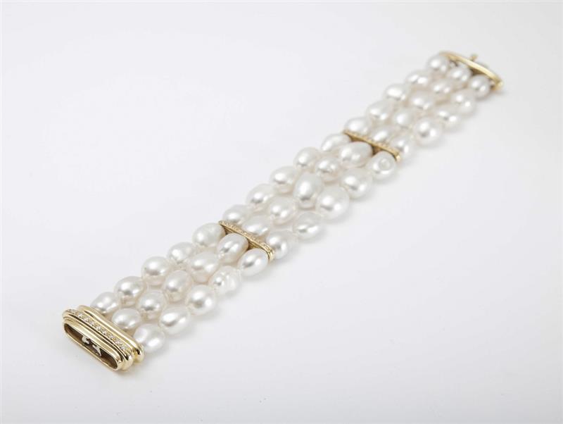 Appraisal: K GOLD AND FRESHWATER PEARL BRACELET Composed of freshwater pearls