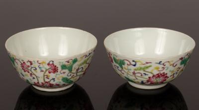 Appraisal: A pair of Chinese famille rose bowls th Century with