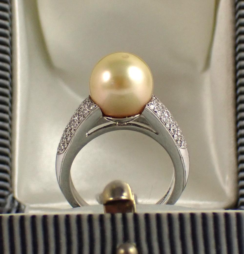 Appraisal: GOLDEN SOUTH SEA PEARL AND EIGHTEEN KARAT GOLD RING The