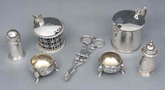 Appraisal: A SILVER MUSTARD POT of plain form with a flat