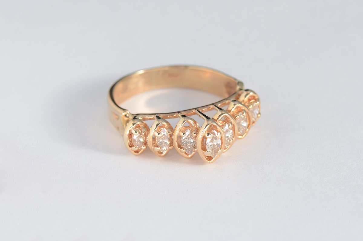 Appraisal: K CTW DIAMOND RING K yellow gold ring contains marquise