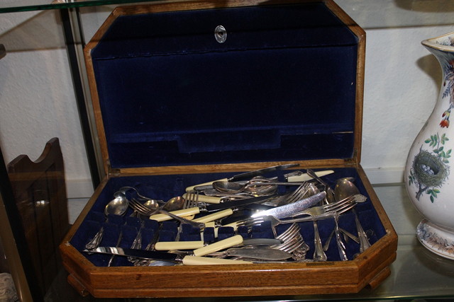 Appraisal: AN OAK CUTLERY BOX containing a quantity of miscellaneous silver