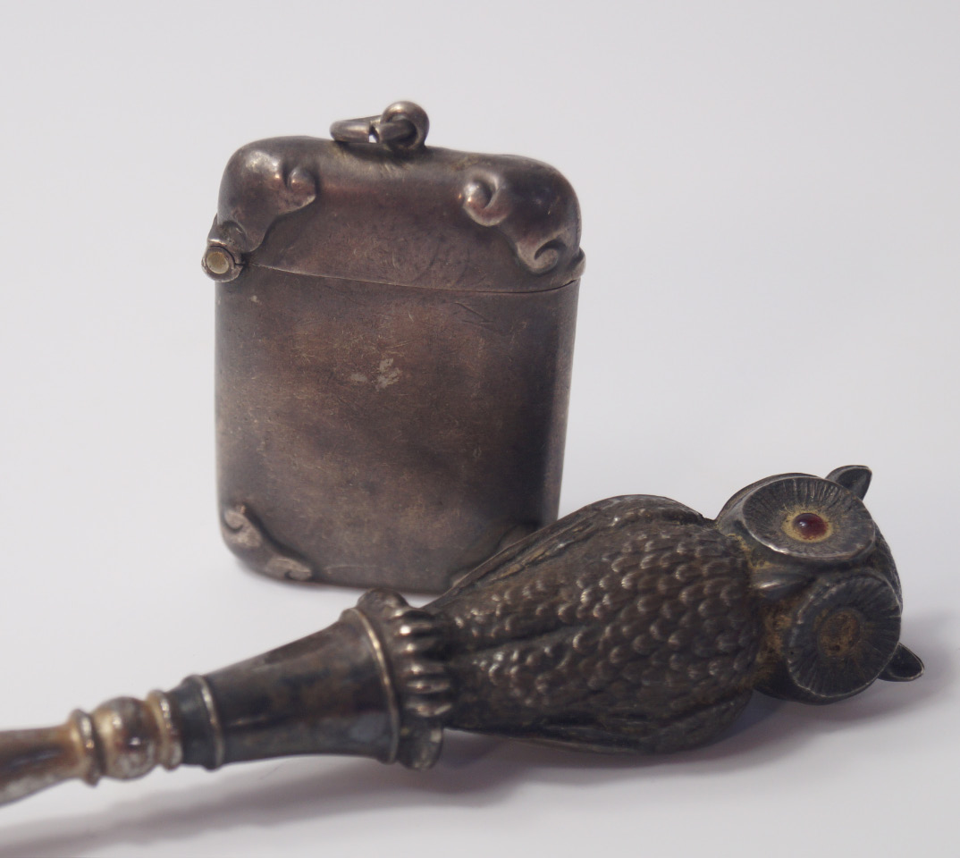 Appraisal: An Edwardian button hook with silver owl handle Birmingham and