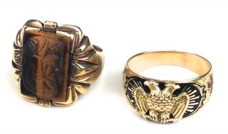 Appraisal: Two mens k yellow gold rings one enamel decorated Masonic