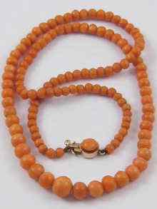 Appraisal: A graduated coral bead necklace with a yellow metal tests