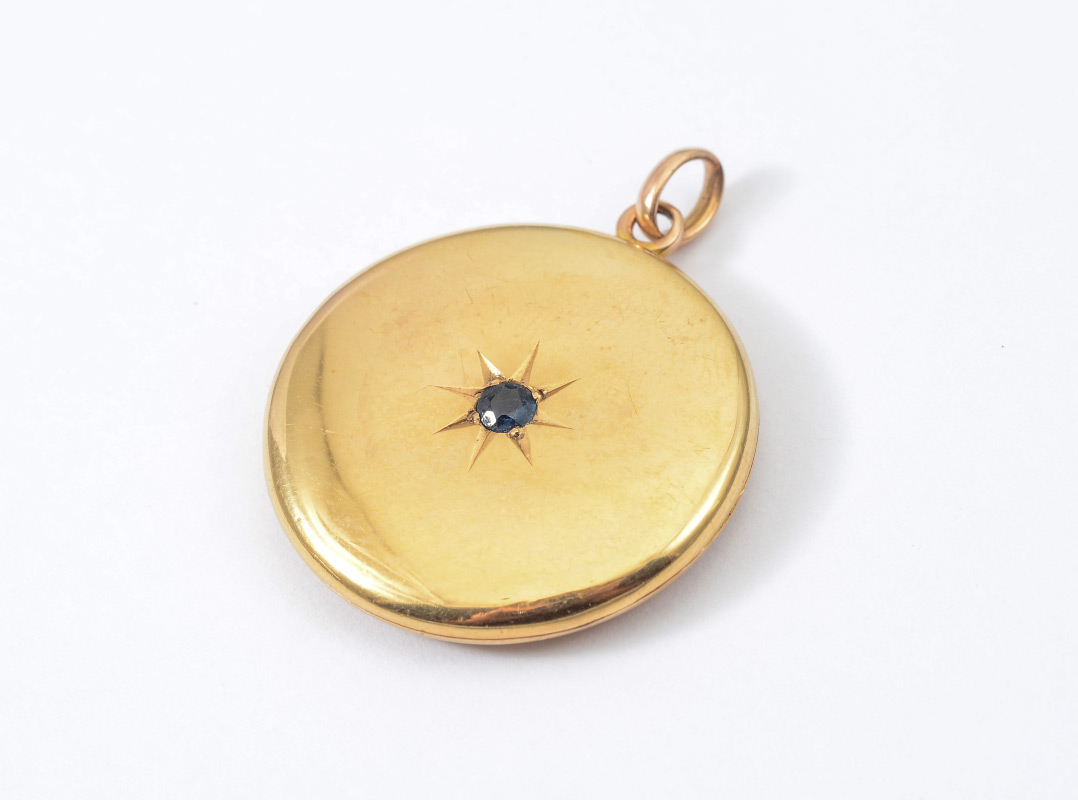 Appraisal: ANTIQUE K GOLD LOCKET Yellow gold round locket centers one