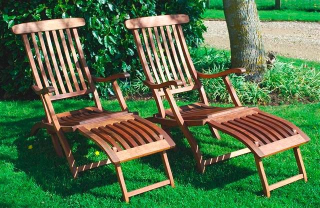 Appraisal: A pair of modern teak folding steamer chairs with lath