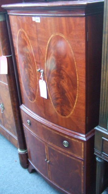 Appraisal: A small George III style inlaid mahogany bowfront linen press