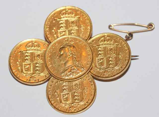 Appraisal: A FIVE JUBILEE HEAD SOVEREIGN COIN BROOCH