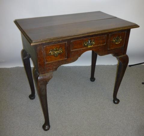 Appraisal: AN OAK LOW BOY c the moulded edged top over