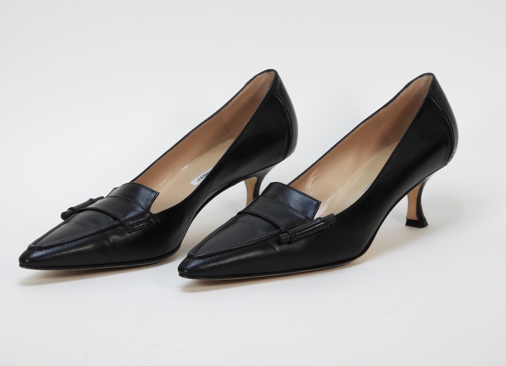 Appraisal: MANOLO BLAHNIK KONO BLACK LEATHER HEELS SIZE Pointed toe loafer