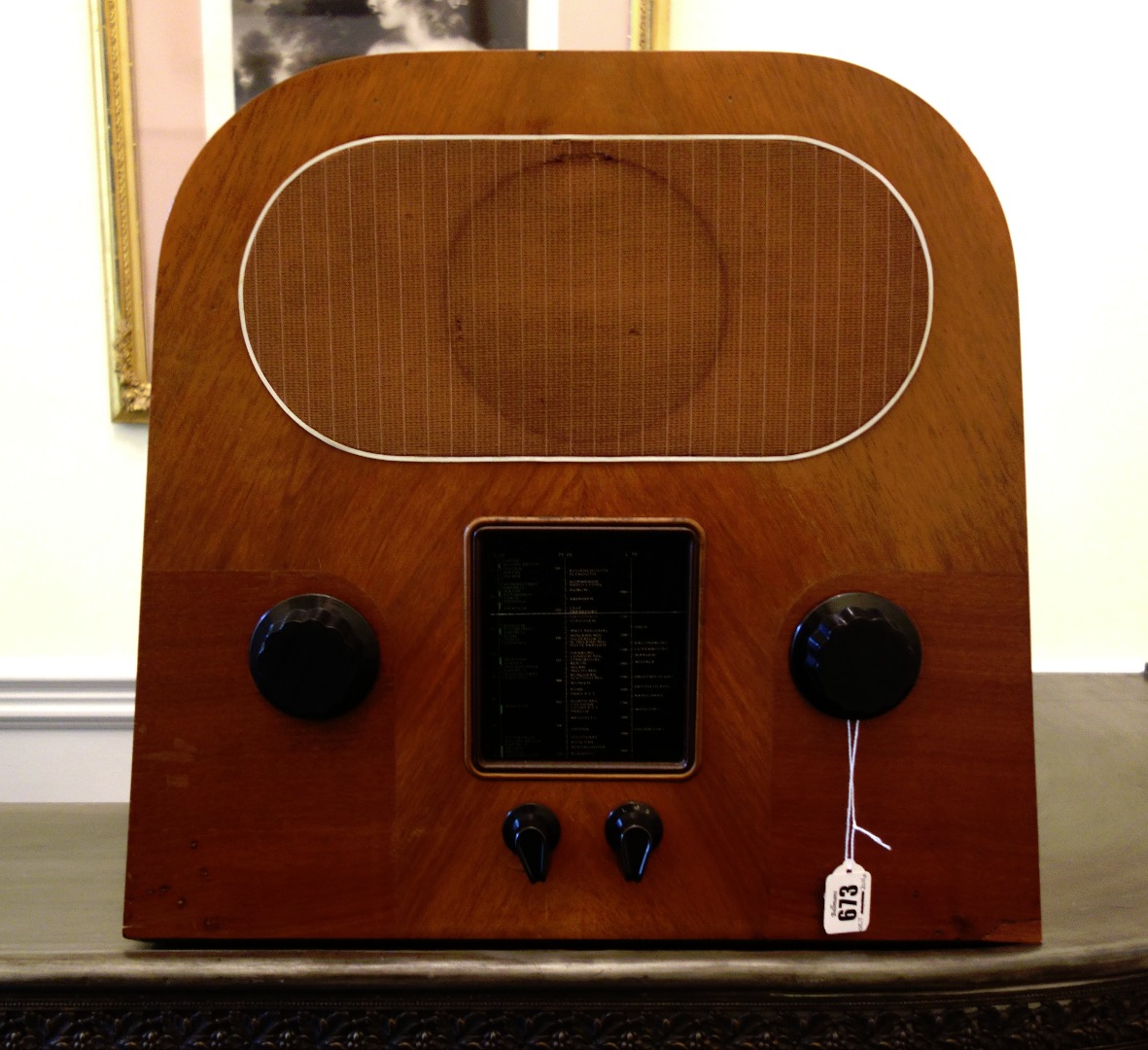 Appraisal: A Murphy Type A valve radio arched walnut banded case