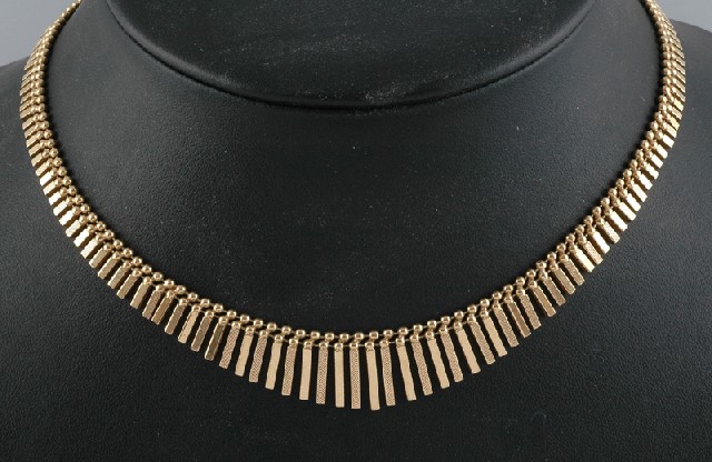 Appraisal: A GOLD NECKLACE The ct gold fringed necklace having polished