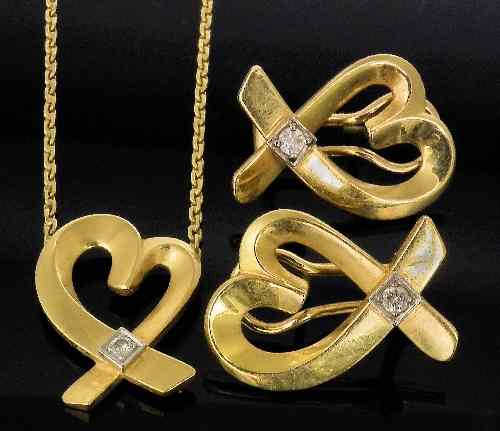 Appraisal: A modern ct gold open heart pattern pendant set with