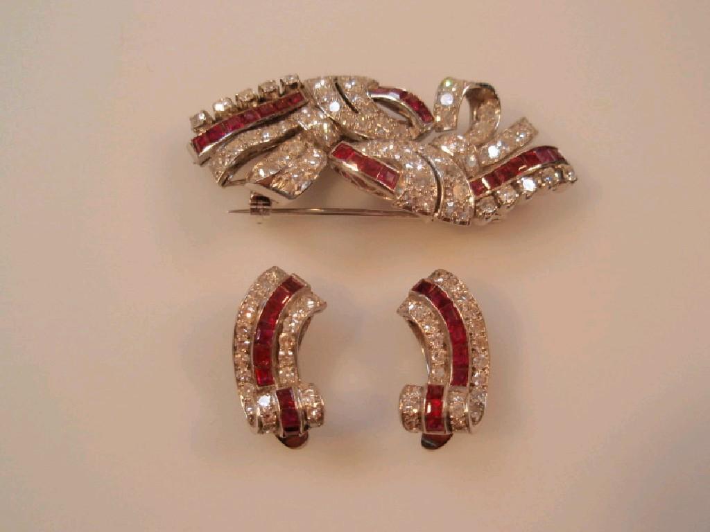 Appraisal: A metamorphic brooch which divides into two dress clips of