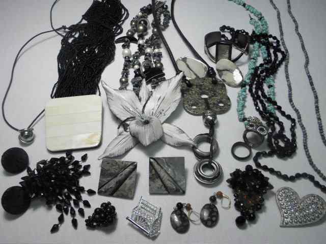 Appraisal: Lot of assorted ladies costume jewelry Includes many pieces such