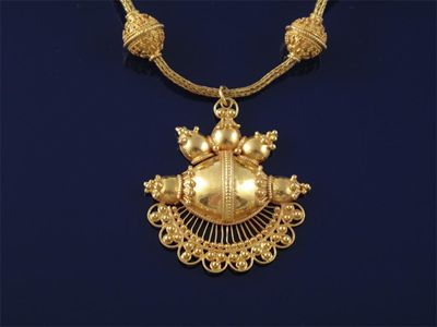 Appraisal: An Asian gold pendant on a gold necklace g