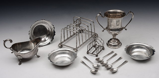 Appraisal: A SILVER SAUCE BOAT with gadrooned border open double 'C'