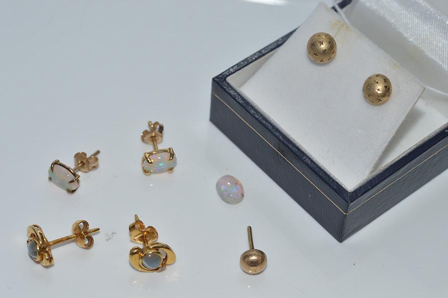 Appraisal: A COLLECTION OF STUD EARRINGS SOME SINGLE IN GOLD A