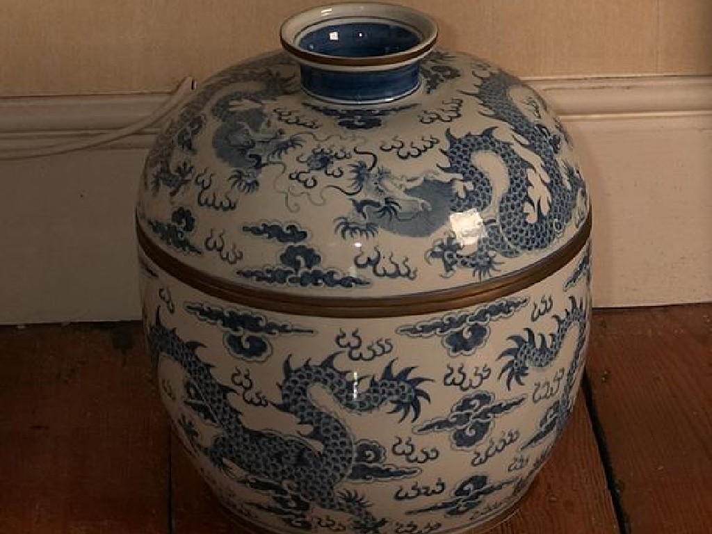 Appraisal: A CHINESE BLUE AND WHITE BOWL AND COVER decorated with