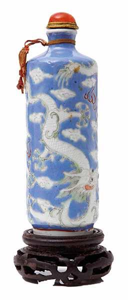 Appraisal: A CHINESE QING PORCELAIN SNUFF BOTTLE