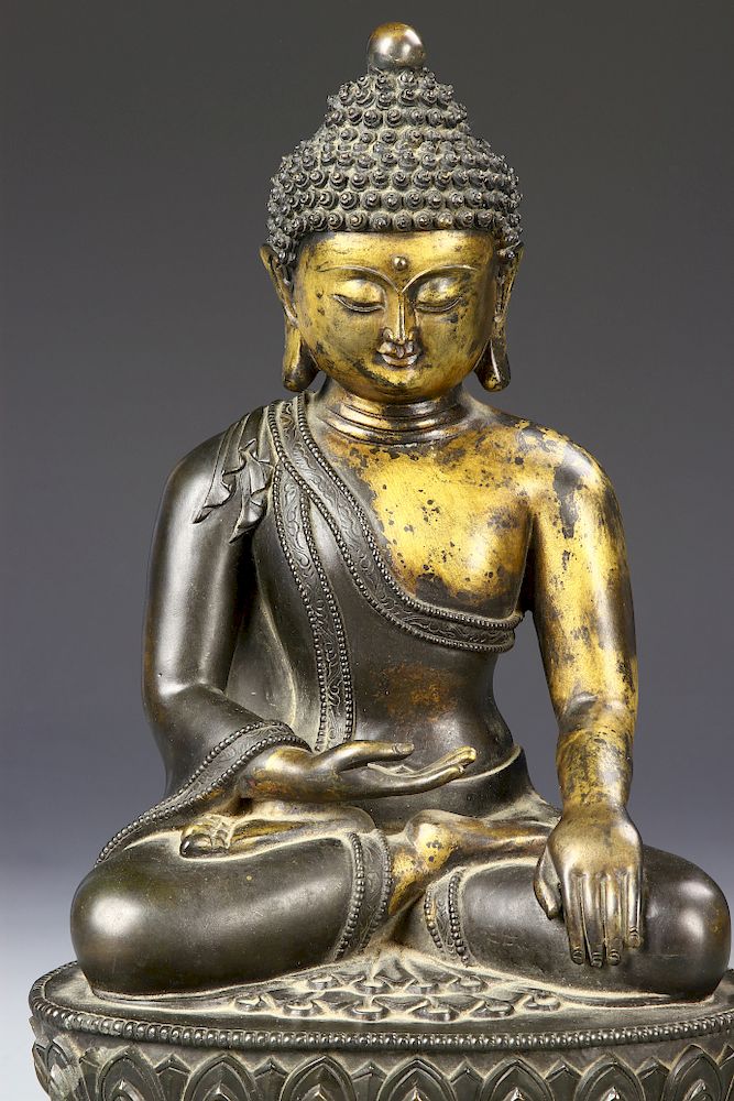 Appraisal: Chinese Gilt-Bronze Figure of Buddha Qing dynasty seated with legs