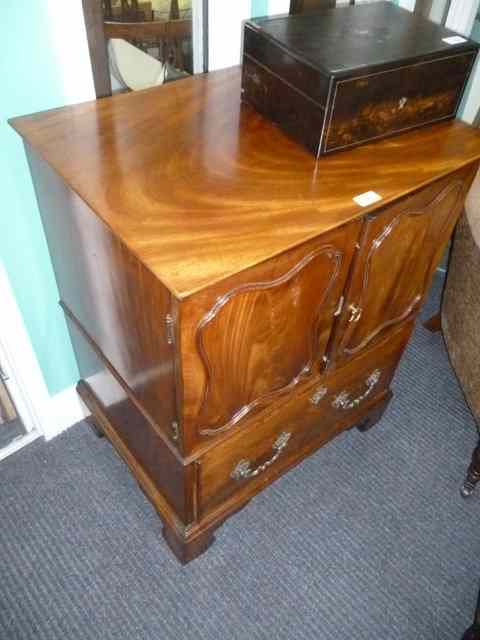 Appraisal: A TH CENTURY MAHOGANY COMMODE the two panelled doors above