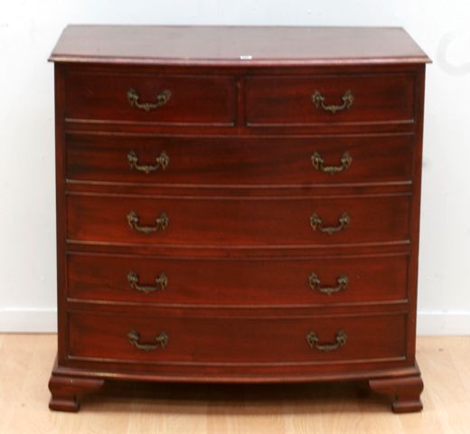 Appraisal: A George III style chest of drawers x x cm