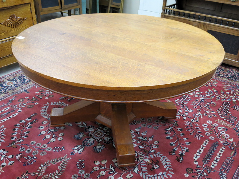 Appraisal: ROUND OAK DINING TABLE WITH FIVE LEAVES American c the