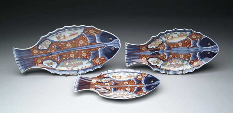 Appraisal: GRADUATED SET OF THREE JAPANESE IMARI FISH PLATTERS Fish form