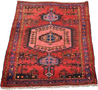 Appraisal: A Hamadan Carpet Approx '- x '- Low dense wool