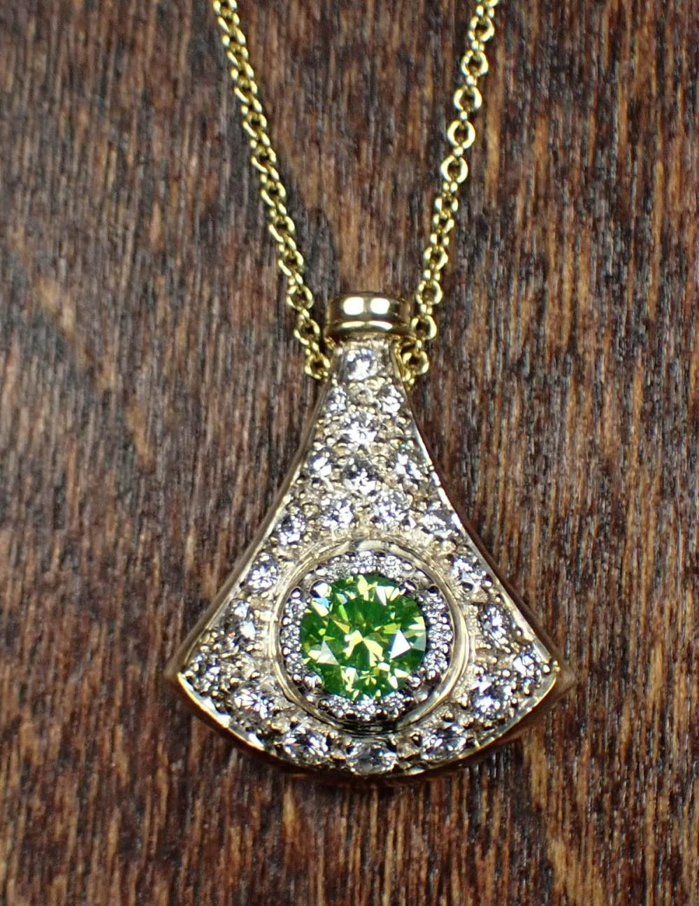 Appraisal: GREEN DIAMOND AND EIGHTEEN KARAT GOLD PENDANT NECKLACE with a