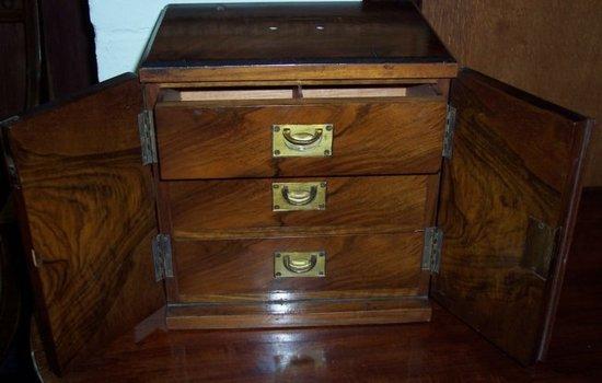 Appraisal: A smoker's figured walnut chest of three drawers enclosed by