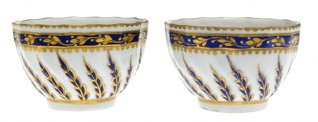 Appraisal: A PAIR OF DERBY SPIRALLY FLUTED AND MOULDED TEA BOWLS