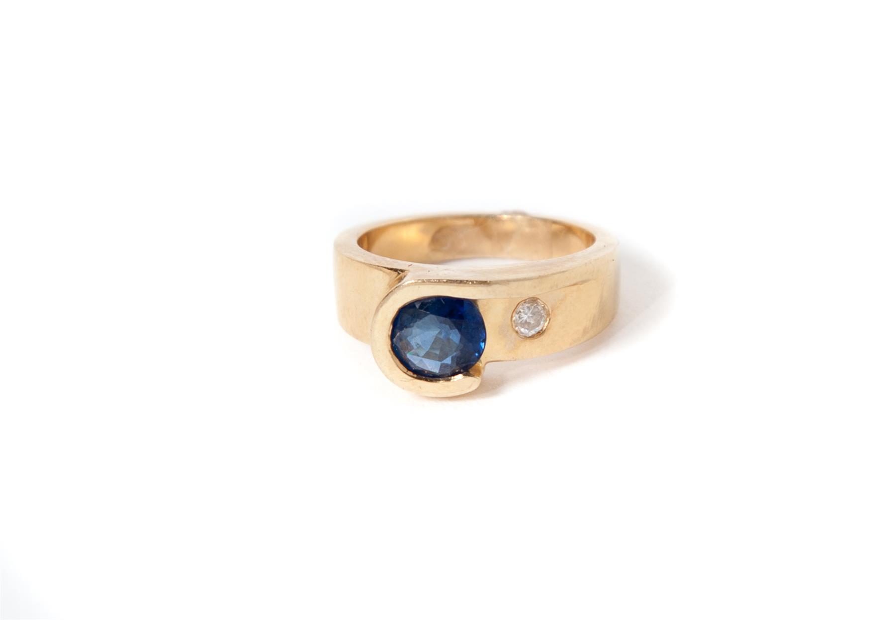 Appraisal: GOLD AND SAPPHIRE RING American st century Yellow gold ring