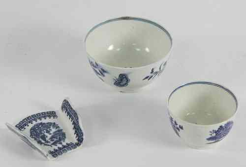 Appraisal: A Caughley blue and white tea bowl willow pattern scene